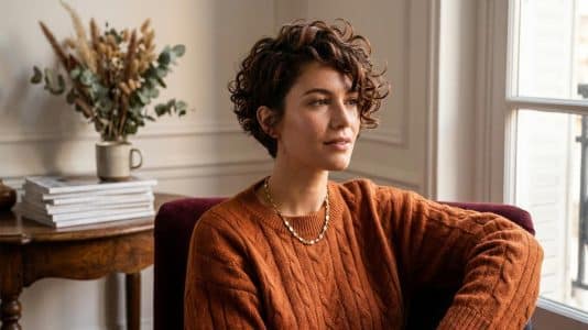 ParisSelectBook - Pixie, wolf cut, maxi volume : 8 coupes courtes qui donnent du ressort aux cheveux bouclés cet automne