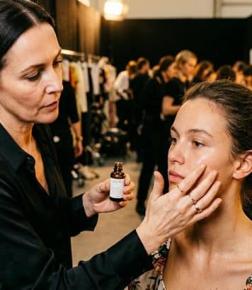 ParisSelectBook - La maquilleuse des défilés Erdem révèle pourquoi elle n'ajoute jamais de fond de teint pour les retouches
