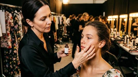 ParisSelectBook - La maquilleuse des défilés Erdem révèle pourquoi elle n'ajoute jamais de fond de teint pour les retouches