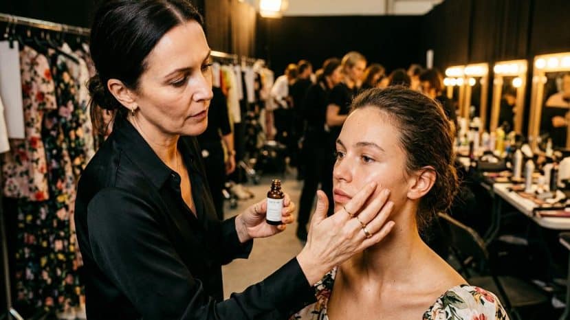 ParisSelectBook - La maquilleuse des défilés Erdem révèle pourquoi elle n'ajoute jamais de fond de teint pour les retouches