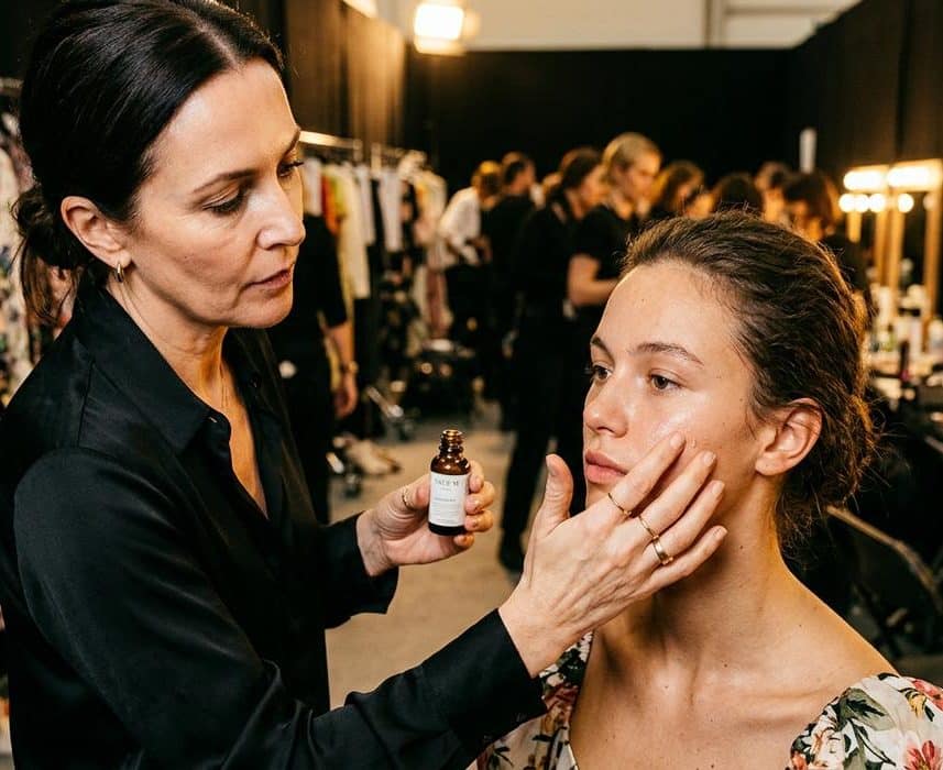 ParisSelectBook - La maquilleuse des défilés Erdem révèle pourquoi elle n'ajoute jamais de fond de teint pour les retouches