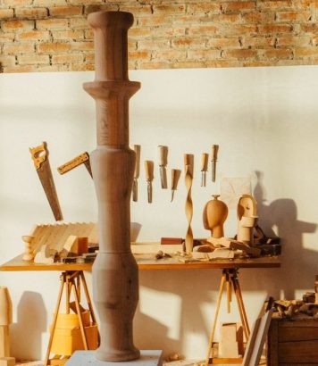 ParisSelectBook - Acqua di Parma fête 110 ans avec des totems boisés sculptés à la main