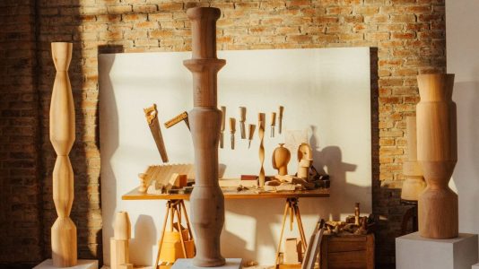 ParisSelectBook - Acqua di Parma fête 110 ans avec des totems boisés sculptés à la main