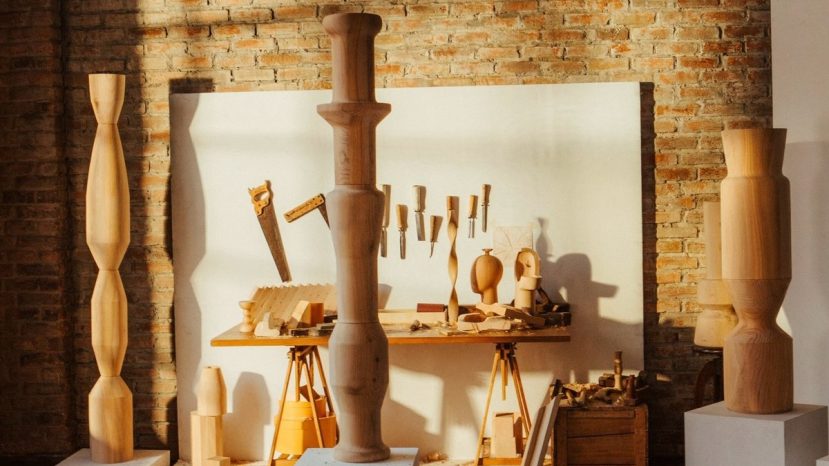 ParisSelectBook - Acqua di Parma fête 110 ans avec des totems boisés sculptés à la main