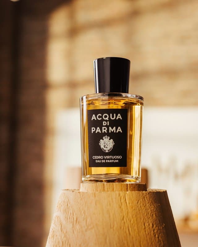 Acqua di Parma fête 110 ans avec des totems boisés sculptés à la main