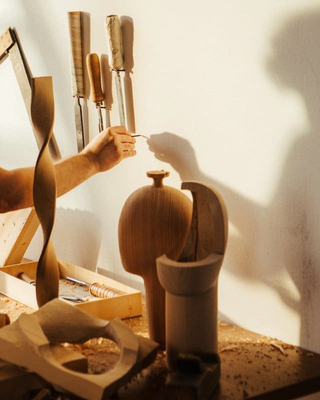 Acqua di Parma fête 110 ans avec des totems boisés sculptés à la main
