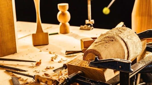 Acqua di Parma fête 110 ans en plaçant l'artisan au cœur de Cedro Virtuoso