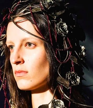 Alexander McQueen ressuscite une coiffe en argent de 1998 pour 2027