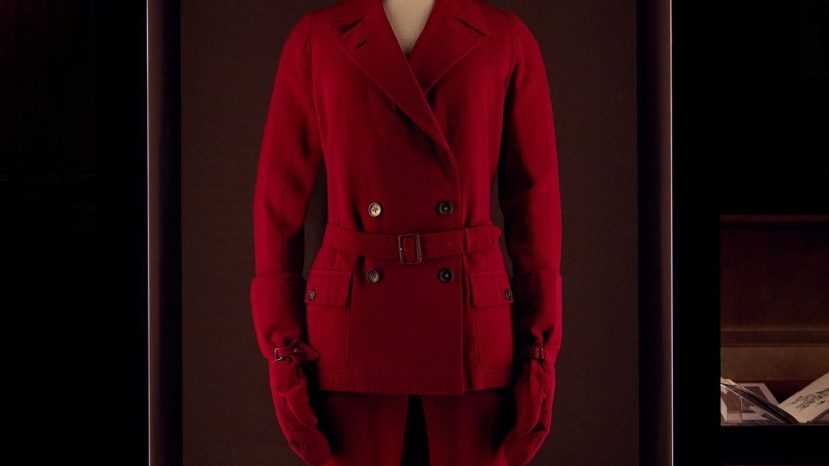 ParisSelectBook - Au V&A, le trench Burberry devient icône de mode