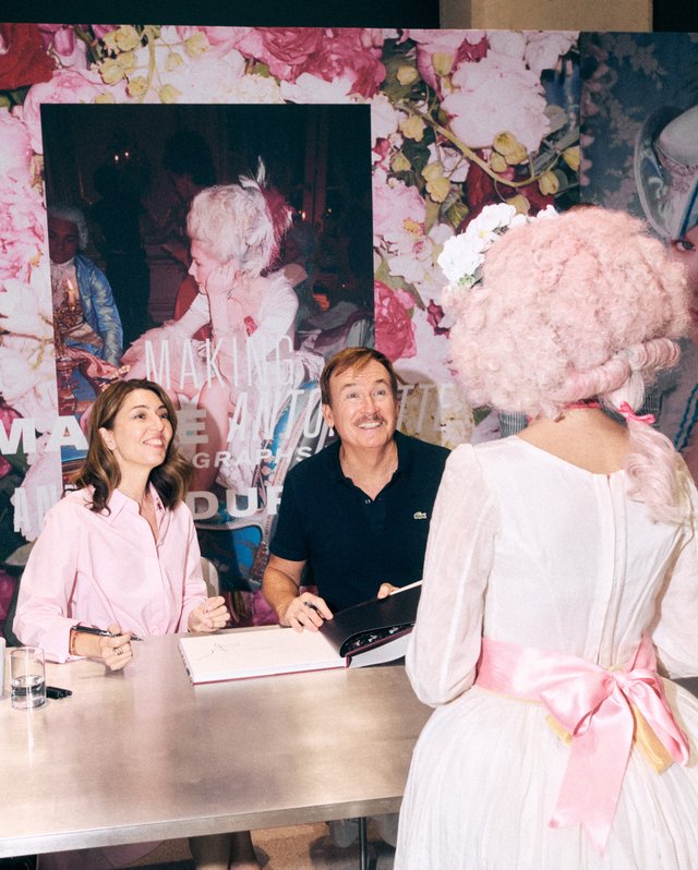 Cartier célèbre les vingt ans de Marie Antoinette en hommage aux artisans du cinéma