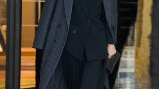 ParisSelectBook - Céline Dion porte Givenchy en cuir, denim et tailoring