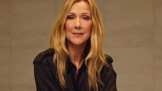 Céline Dion remonte sur scène dans une création Schiaparelli sur mesure