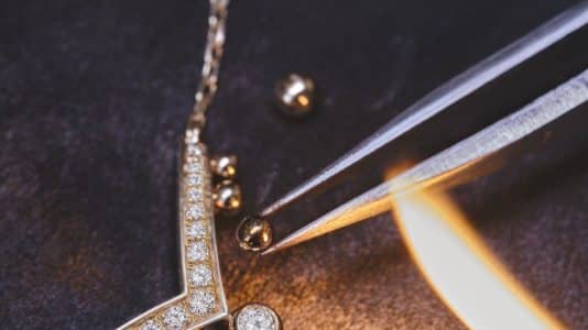 ParisSelectBook - Chaumet fond l'or en perles pour réinventer le diadème en collier