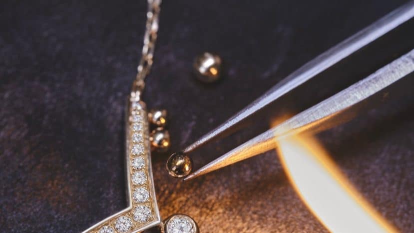 ParisSelectBook - Chaumet fond l'or en perles pour réinventer le diadème en collier