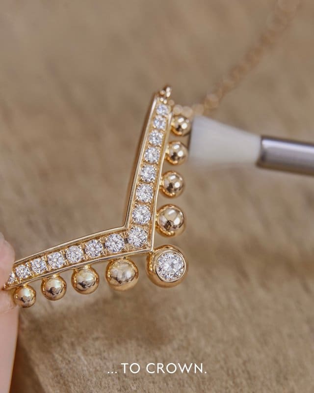 Chaumet fond l'or en perles pour réinventer le diadème en collier