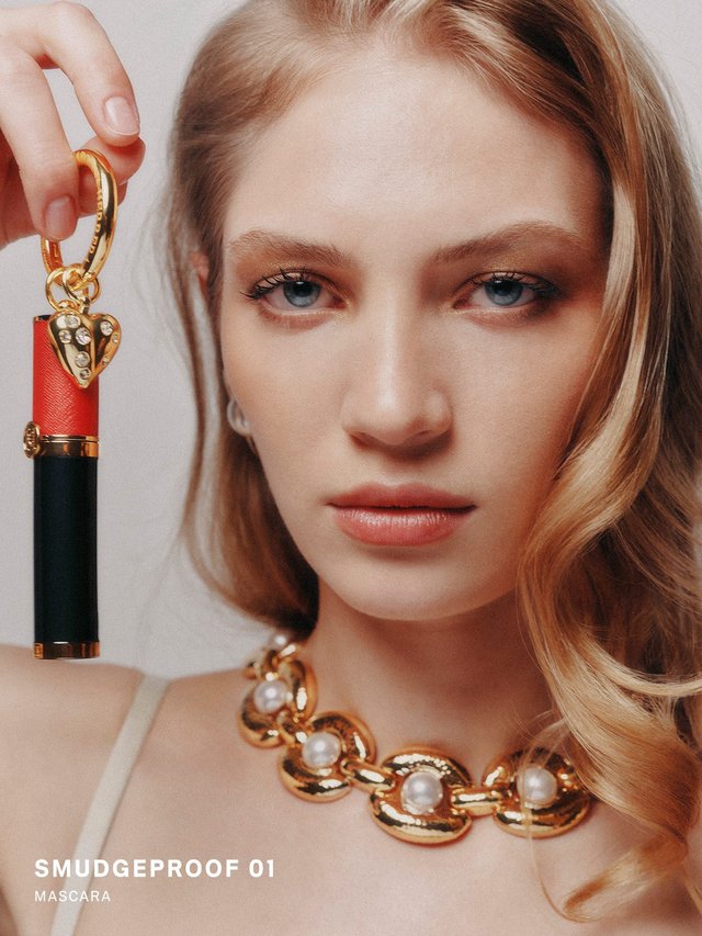 Chez Carolina Herrera, les yeux dorés font le show printemps 2027