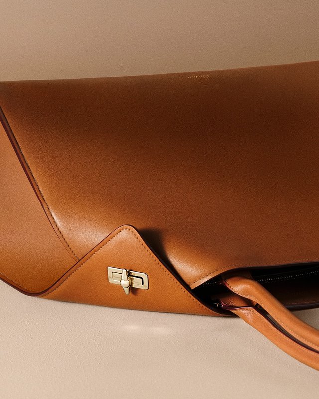 Clash de Cartier s'invite sur les sacs avec un clou vissé pour signature