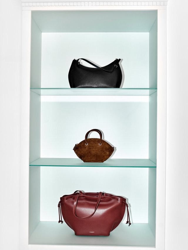 Claudie Pierlot adopte le bleu zinc des toits comme couleur signature