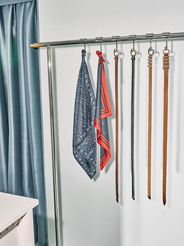 Claudie Pierlot adopte le bleu zinc des toits comme couleur signature