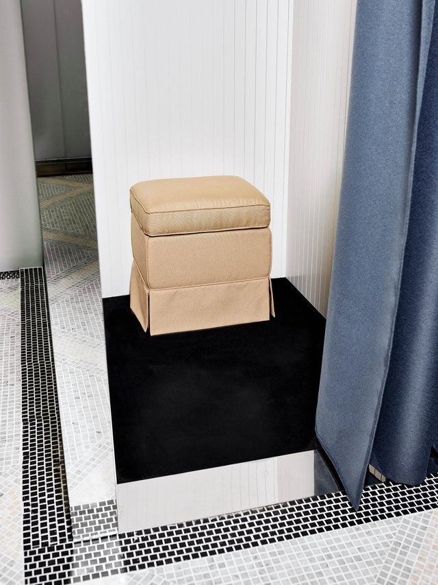 Claudie Pierlot adopte le bleu zinc des toits comme couleur signature
