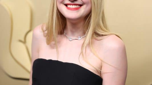 ParisSelectBook - Dakota Fanning en Swarovski Created Diamonds aux Emmy Awards