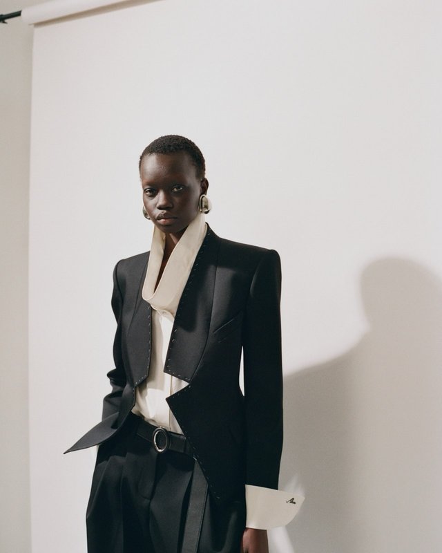 Givenchy Hiver 2026 par Sarah Burton rigueur et structure