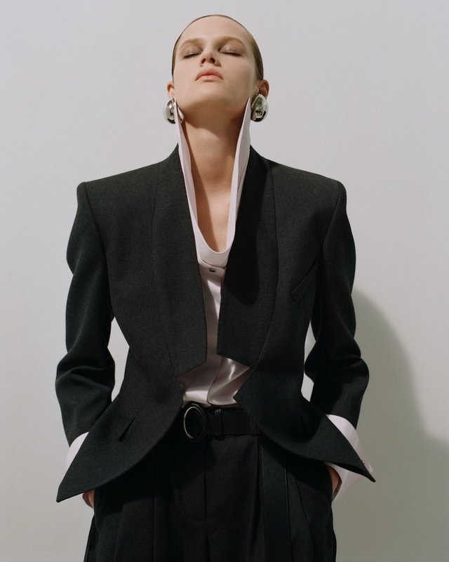 Givenchy Hiver 2026 par Sarah Burton rigueur et structure