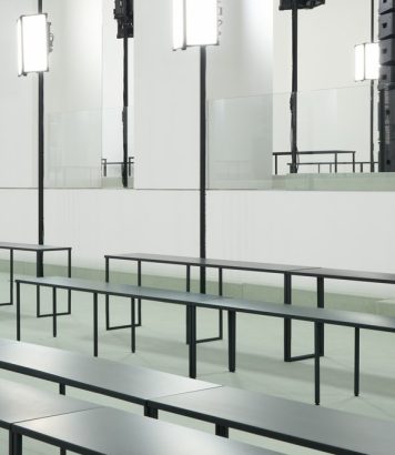 ParisSelectBook - Jil Sander défile sur la Piazza Castello et ouvre le show à tous