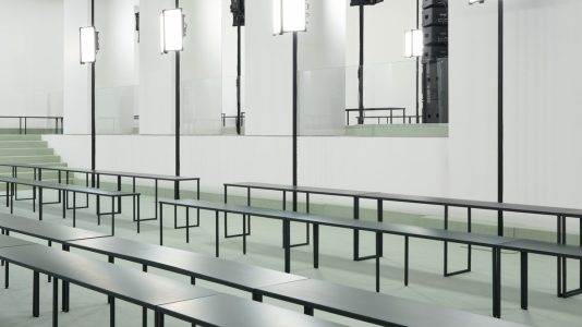 ParisSelectBook - Jil Sander défile sur la Piazza Castello et ouvre le show à tous