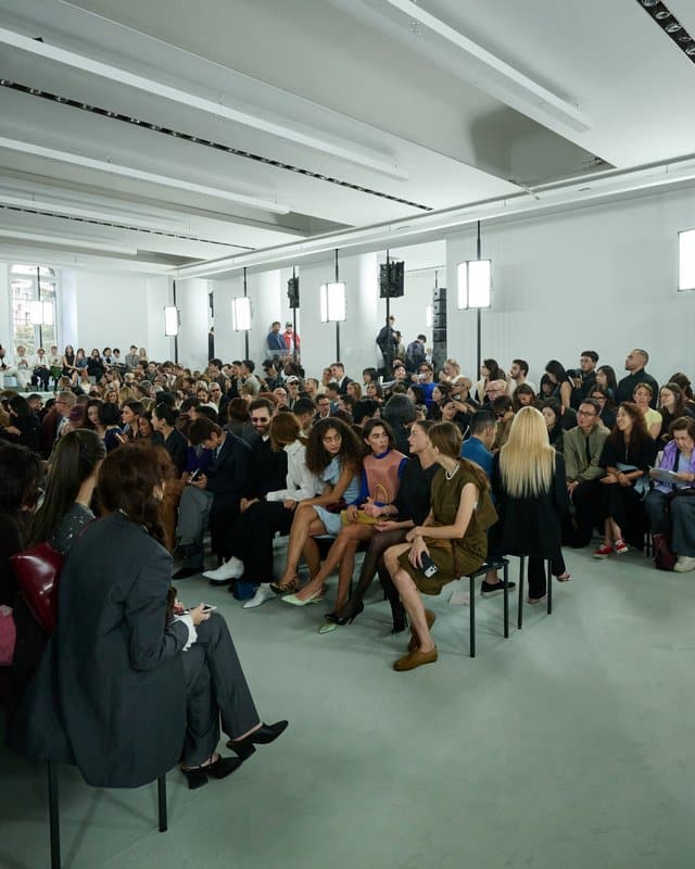 Jil Sander défile sur la Piazza Castello et ouvre le show à tous
