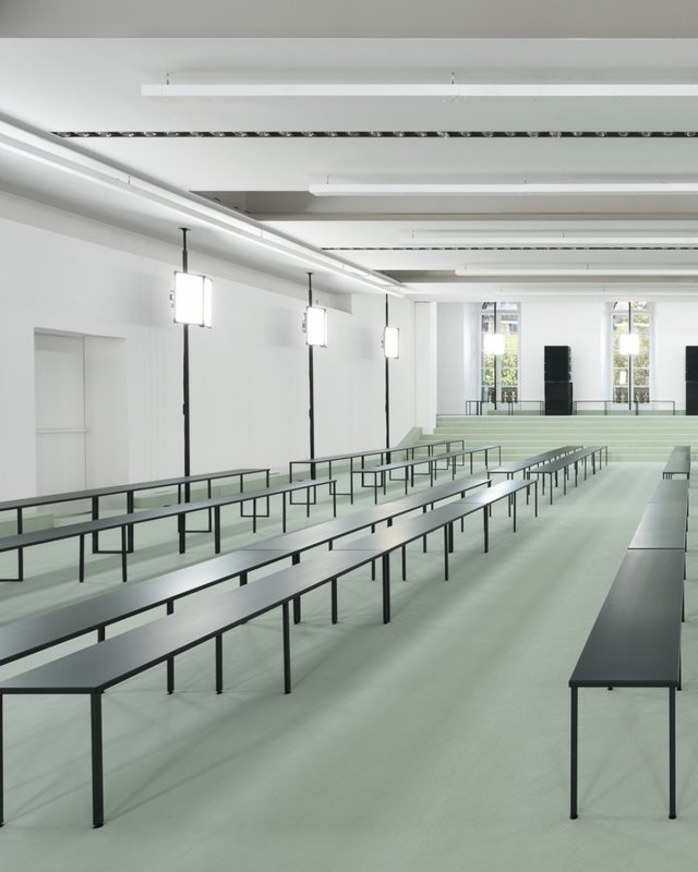 Jil Sander défile sur la Piazza Castello et ouvre le show à tous