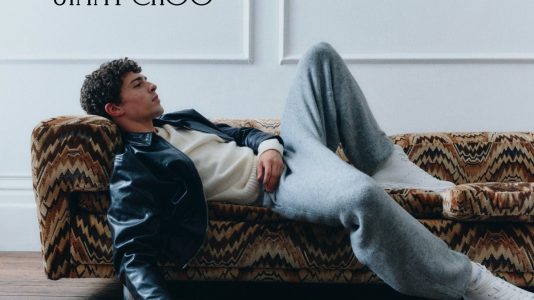 ParisSelectBook - Jimmy Choo affirme sa vision homme avec sneaker oversize et sac structuré