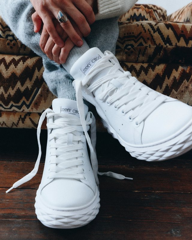 Jimmy Choo affirme sa vision homme avec sneaker oversize et sac structuré