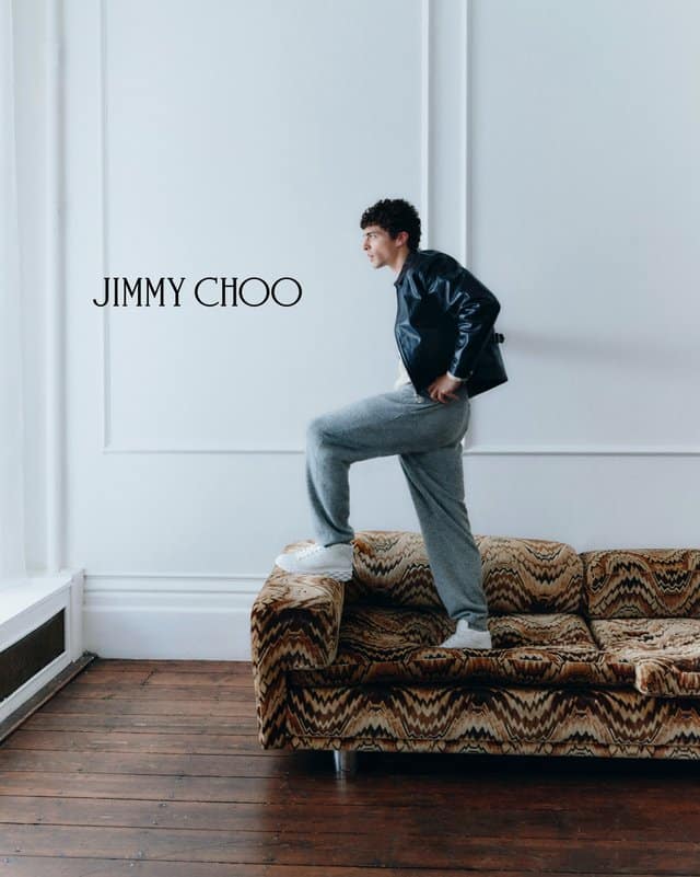 Jimmy Choo affirme sa vision homme avec sneaker oversize et sac structuré
