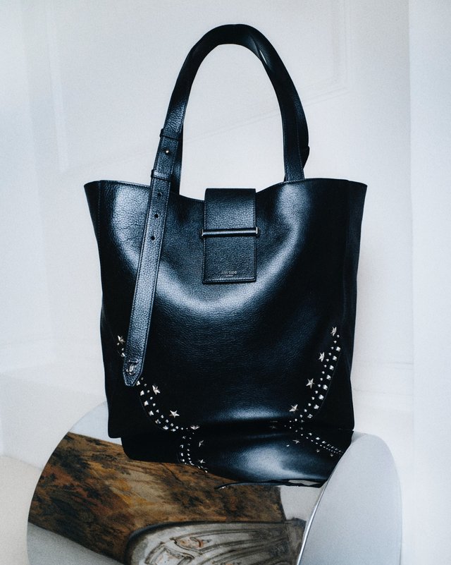 Jimmy Choo affirme sa vision homme avec sneaker oversize et sac structuré