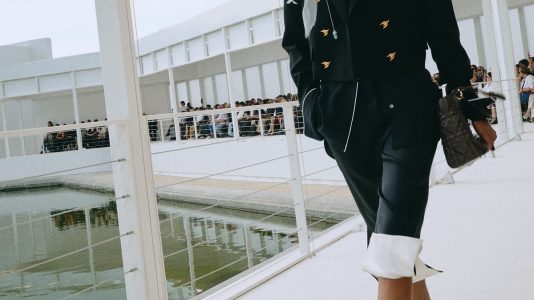 ParisSelectBook - Jonathan Anderson signe sa première collection Dior et laisse les formes vivre