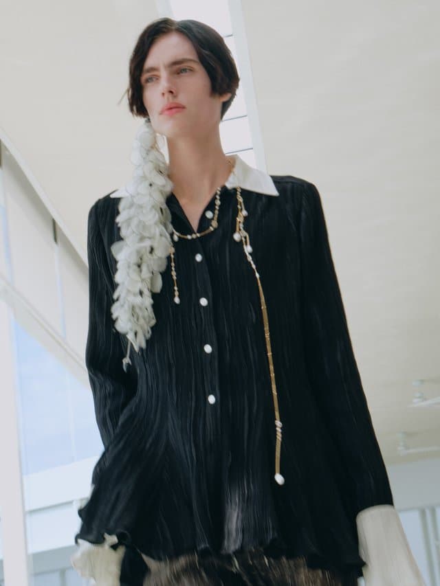 Jonathan Anderson signe sa première collection Dior et laisse les formes vivre
