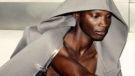 L'Hourglass Avenue de Balenciaga se patine et se fait sienne