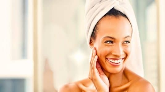 La Crème Soyeuse La Mer à 215€ que Nolwenn Leroy utilise pour lisser sa peau après 40 ans
