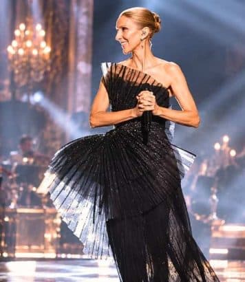 La nouvelle robe Dior de Céline Dion sur scène à Paris révèle un éventail en crin plissé brodé de cristaux