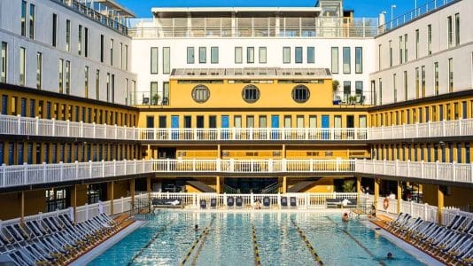 La piscine Molitor squattée 25 ans par les graffeurs est aujourd'hui un hôtel de luxe