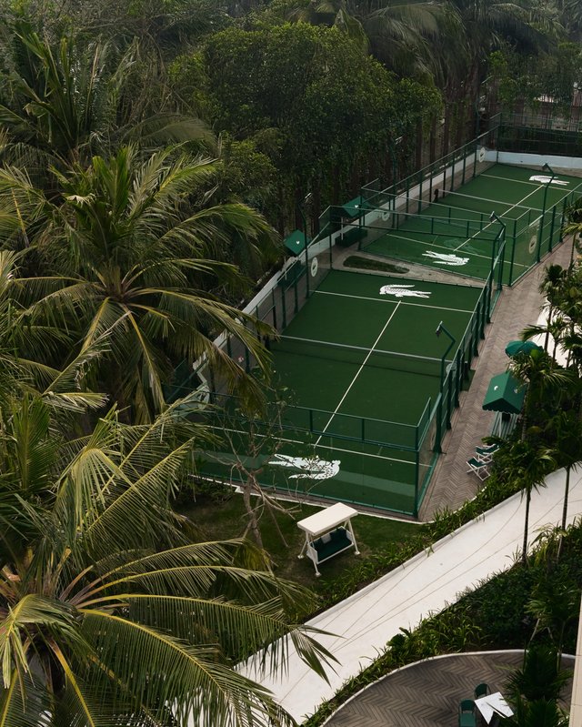 Lacoste ouvre un club padel en bord d'océan à Bali