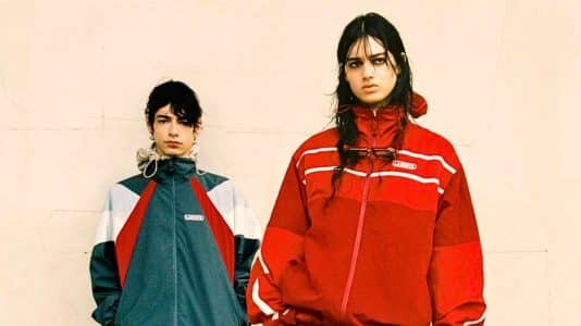 Lacoste ressort ses pièces cultes dans une collection FW26 à porter maintenant