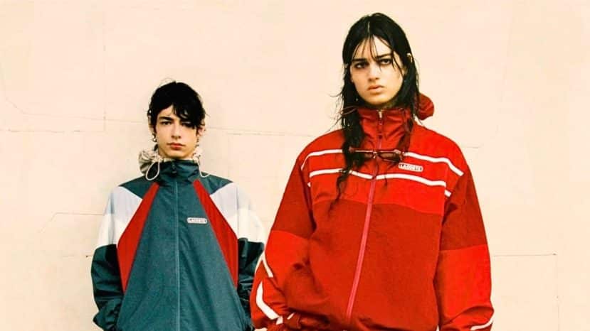 Lacoste ressort ses pièces cultes dans une collection FW26 à porter maintenant