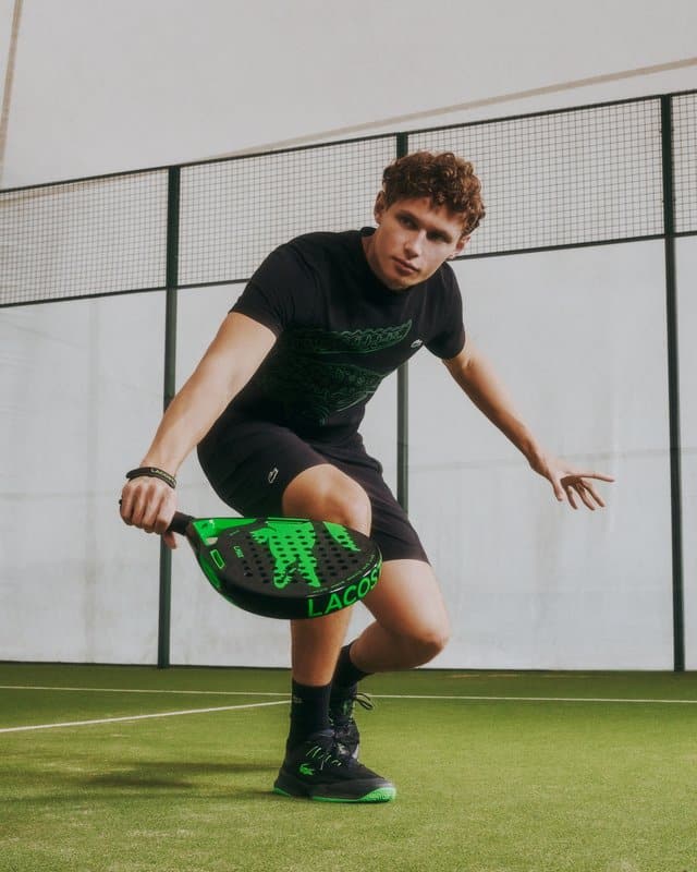 Lacoste se lance dans le padel avec raquettes et tenues techniques