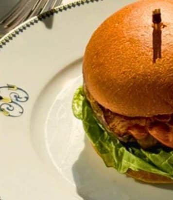 Le Bristol Paris met le cheeseburger au rang de plat signature