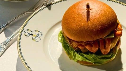 Le Bristol Paris met le cheeseburger au rang de plat signature