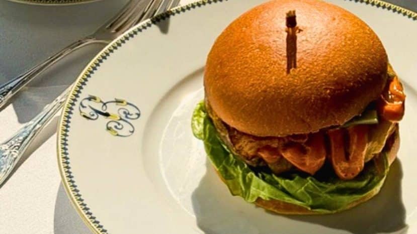 Le Bristol Paris met le cheeseburger au rang de plat signature