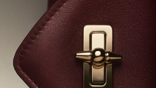 ParisSelectBook - Le clou qui ferme le sac Clash de Cartier est une pièce joaillière