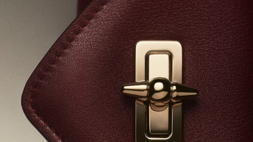 ParisSelectBook - Le clou qui ferme le sac Clash de Cartier est une pièce joaillière